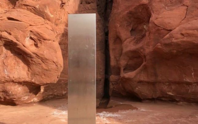 Monolitul misterios din Utah a avut primii vizitatori după ce detectivii online au identificat locul unde se află