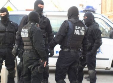 Patru poliţişti, reţinuţi pentru tentativă de omor şi tortură. Suspectul bătut de „mascaţi” în duba poliţiei a ajuns direct în spital
