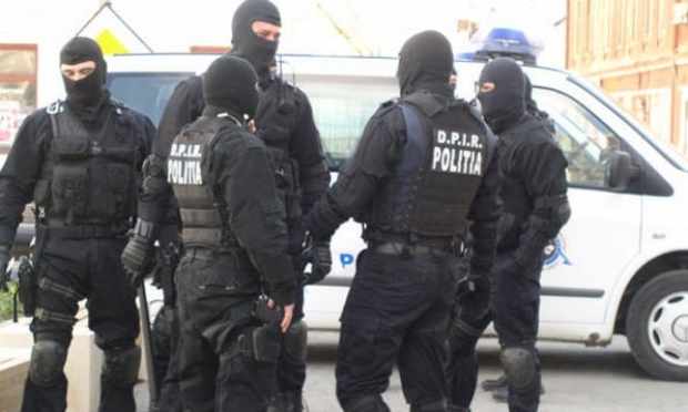 Patru poliţişti, reţinuţi pentru tentativă de omor şi tortură. Suspectul bătut de „mascaţi” în duba poliţiei a ajuns direct în spital