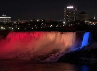 Cascada Niagara va fi iluminată în culorile drapelului românesc pe 1 Decembrie, în onoarea Zilei Naţionale a României, informează accentmontreal.com.