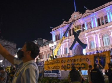 Sicriul cu corpul neînsufleţit al lui Maradona, depus la palatul prezidenţial din Buenos Aires. Peste un milion de persoane sunt aşteptate să-i aducă un ultim omagiu