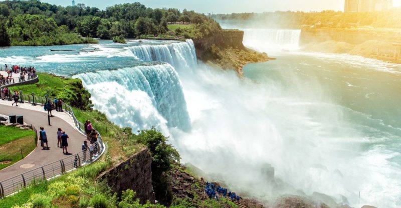 Cascada Niagara va fi iluminată în culorile drapelului românesc, de 1 Decembrie