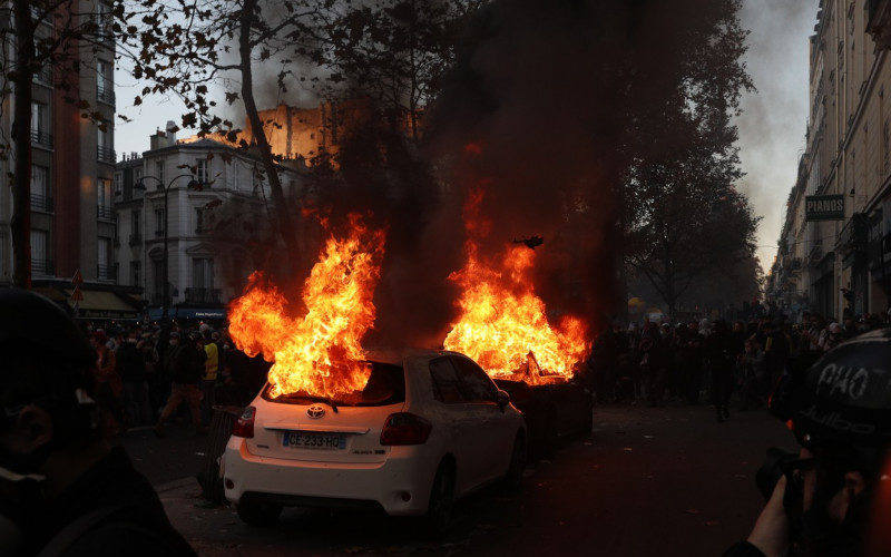 Incidente violente la Paris. Protestatarii au incendiat maşini, forţele de ordine ripostează cu gaze lacrimogene