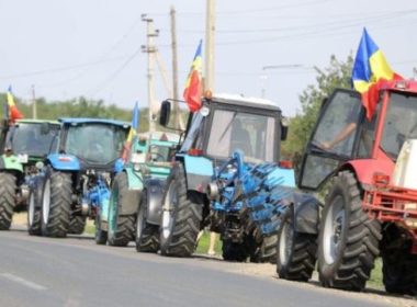 Fermierii pichetează  sediul Ministerului Agriculturii