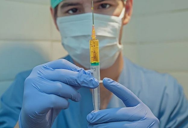 Coordonatorul campaniei de vaccinare anti-COVID: Primele doze ar putea ajunge în România luna viitoare