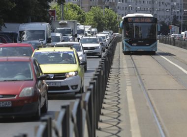 Scăderi ale vânzărilor auto în Europa, din cauza blocajelor în pandemie. România are însă cea mai bună lună de vânzări auto din acest an. Dacia şi Ford, printre mărcile cu cele mai mari scăderi