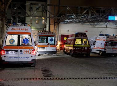 Mesajul unui medic: V-aţi aşezat semidoct, pe marginea pandemiei, spărgând seminţe negaţioniste; umpleaţi terapiile prin minciunile voastre/ Acum vă scurmaţi agendele telefonice după câte un pat viitor pentru ”boalacarenuexistă”/ Dar nu patul vă tratează