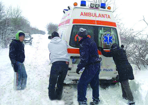 Ambulanţă care transporta la spital o femeie însărcinată, blocată în zăpadă. Jandarmii au intervenit pentru deszăpezire