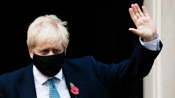 Nou scandal uriaş în UK - Boris Johnson ar fi spus că preferă să vadă „cum se adună cadavrele cu miile decât să impună un alt lockdown”
