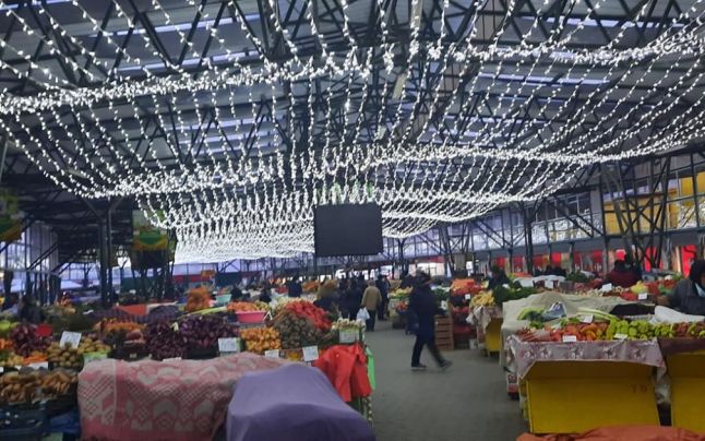 Producătorii în frig, dar piaţa decorată de sărbătoare