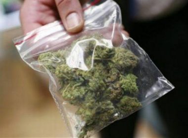 Un bărbat a fost prins cu 2,6 kilograme de cannabis în maşină. La percheziţii au mai fost găsite 900 de grame