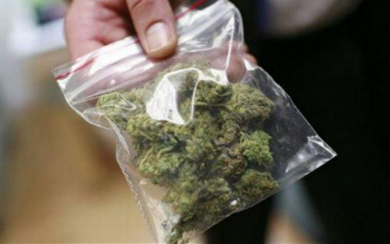 Un bărbat a fost prins cu 2,6 kilograme de cannabis în maşină. La percheziţii au mai fost găsite 900 de grame
