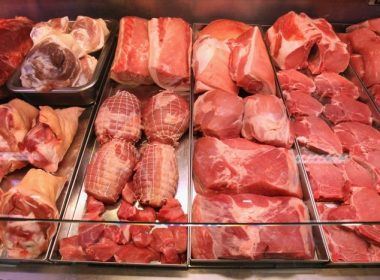 Producătorii din Marea Britanie sunt nevoiţi să exporte carnea în Europa pentru tranşare, apoi o reimportă şi o vând
