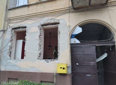 Arad: Explozie într-o locuinţă din centrul municipiului; un rănit şi două maşini avariate