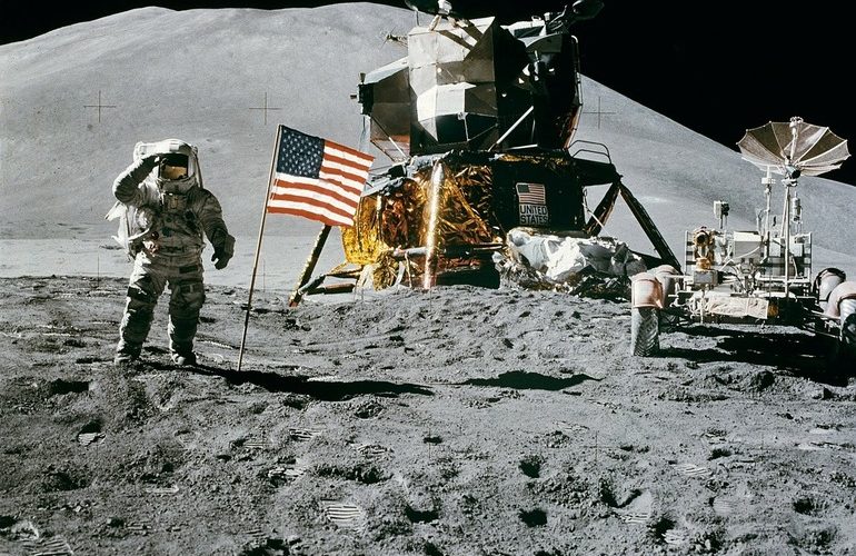Jeff Bezos promite să trimită prima femeie pe Lună. Între timp şi China îşi sporeşte prezenţa pe satelit