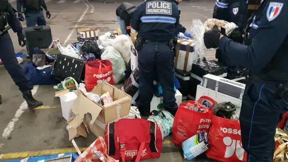Peste o tonă de mâncare şi băutură primite de acasă de români pentru sărbători, distruse de poliţia din Franţa