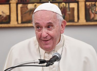 Papa Francisc, care suferă de dureri la genunchi, a cerut în glumă "puţină tequila" unor preoţi mexicani