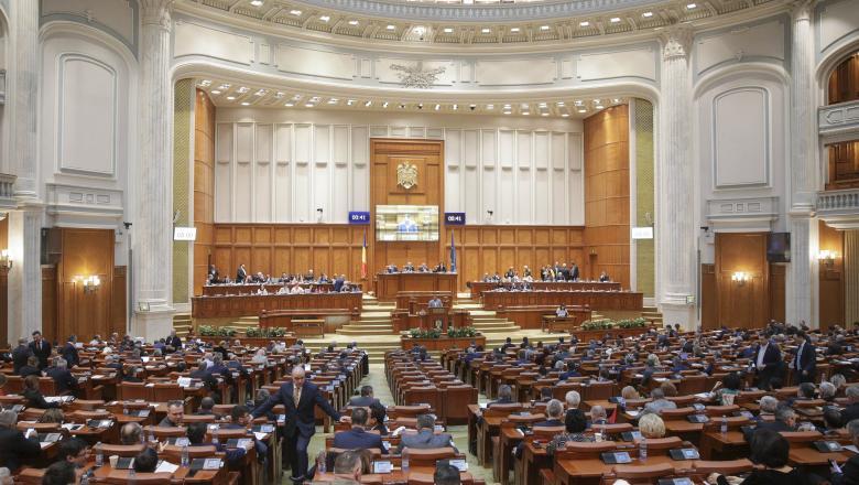 Ora 11.00. Conducerea Parlamentului se reuneşte pentru a stabili citirea, dezbaterea şi votul moţiunii de cenzură
