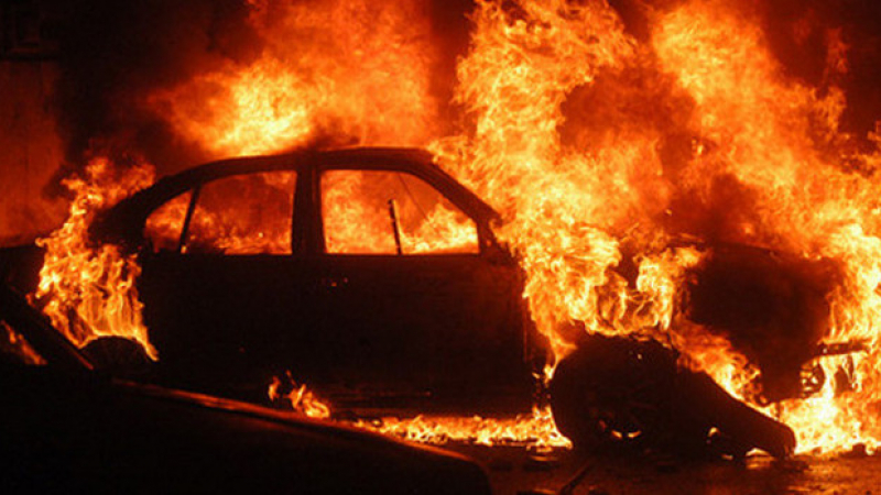Maşină în flăcări, locatari evacuaţi