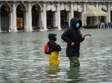 Veneţia, inundată de o maree de aproape un metru şi jumătate. Celebrul sistem de protecţie MOSE nu a fost activat din cauza unor erori