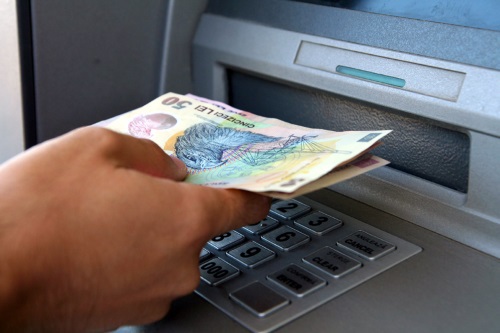 Românii rămân cu banii cash în buzunar