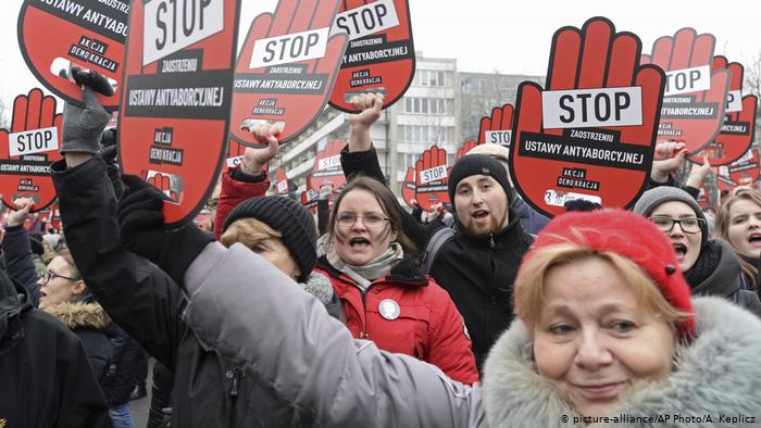 Demonstraţii contra interzicerii avortului