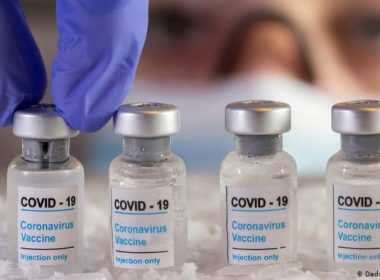 Vaccinul împotriva COVID-19 protejează şi împotriva noilor tulpini ale virusului, arată noi studii
