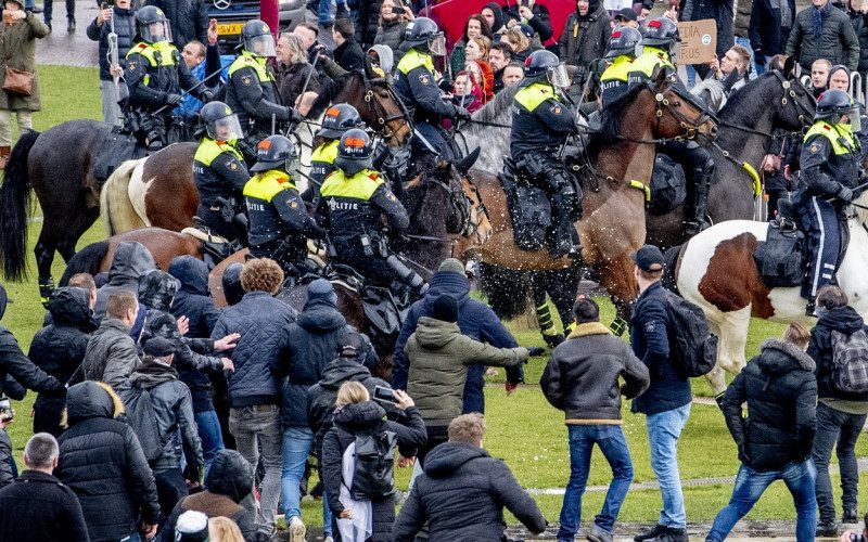 Proteste violente în Amsterdam