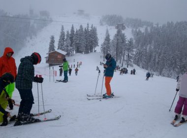 Protest pe schiuri în Poiana Braşov: "Tăiaţi pensiile speciale, nu pădurile"