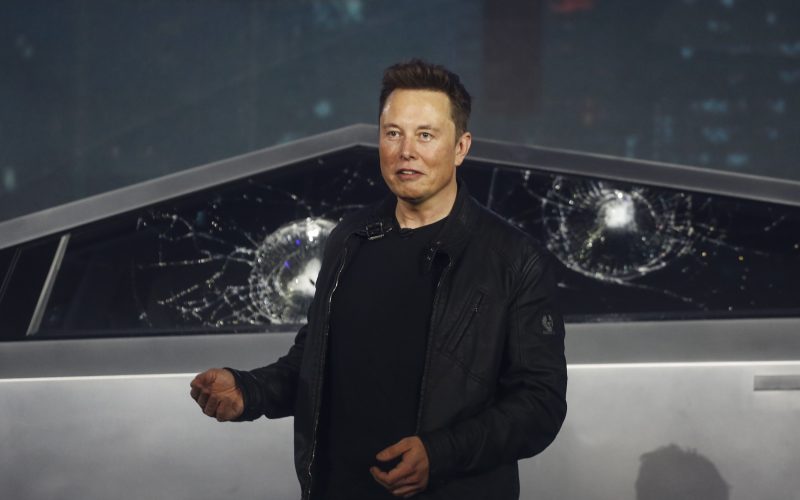 Elon Musk mizează pe vehiculele autonome şi roboţi umanoizi