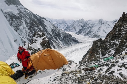 Alpinistul Alex Găvan, mesaj de pe K2: Când inspiri, simţi cum aerul ce îţi pătrunde în plămâni doare / Mi-am îngăduit vreme să mă las pătruns de măreţia acestor locuri, să aud, să primesc şi să integrez ceea ce K2 are să mă îndrume
