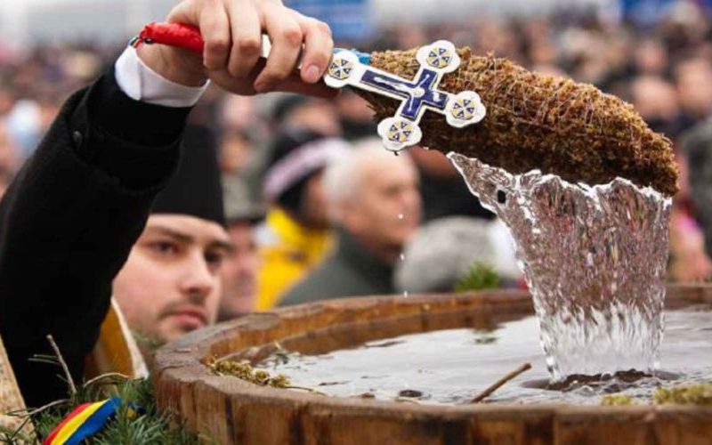 Reguli şi programul slujbei de Bobotează de la Patriarhie. Cum se va împărţi apa sfinţită anul acesta