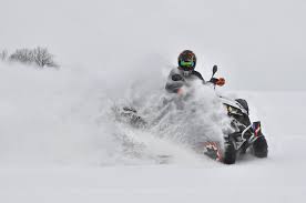 Distracţie periculoasă cu ATV-ul pe un lac îngheţat