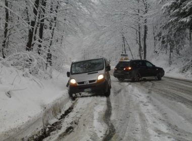 Restricţii de circulaţie din cauza viscolului şi ninsorii în judeţe din Transilvania şi Moldova