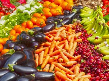 Producătorii români de fructe şi legume se plâng că sunt sufocaţi de politica de preţuri impusă de supermarket-uri şi intermediari