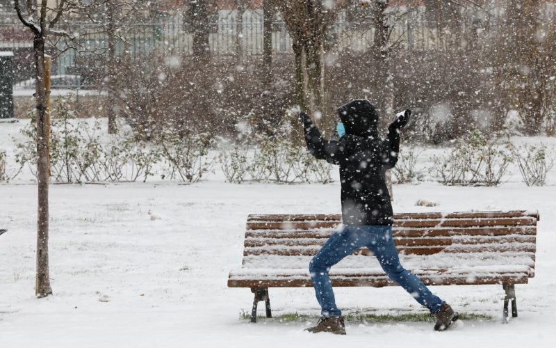 Trei alerte meteo de vreme severă în întreaga ţară. De joi, va ninge abundent, iar temperaturile scad până la minus 15 grade Celsius