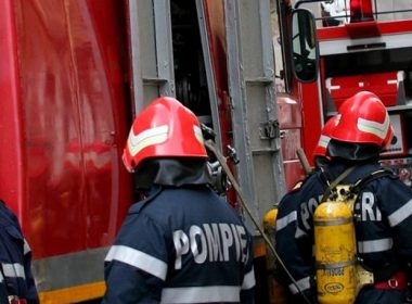 Incendiu într-un bloc din Bucureşti - Locatarul a intrat în conflict cu vecinii şi poliţiştii, fiind imobilizat