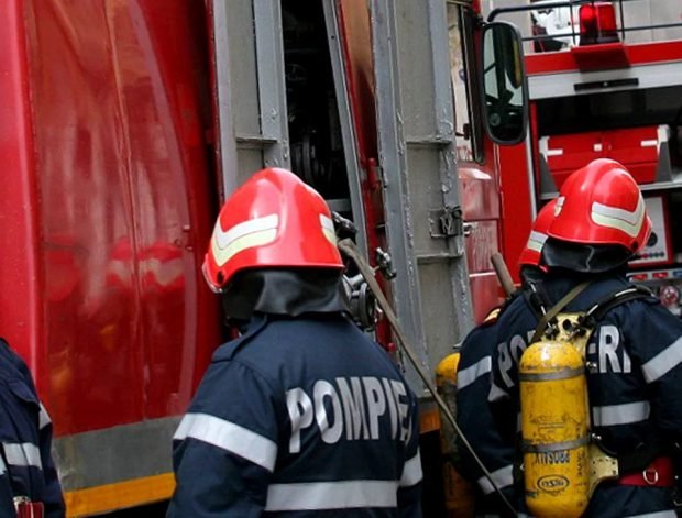 Un cazino a luat foc în Cugir. Pompierii au evacuat un bloc întreg