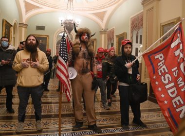 „Vikingul” de la Capitoliu a fost arestat alături de mai mulţi manifestanţi pro-Trump