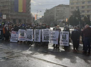 Iaşi: Protest al susţinătorilor autostrăzii, în timpul manifestărilor de Ziua Unirii/ ”Opriţi şpăgile şi corupţia. Avem nevoie de A8” şi ”PSD + PNL = 13 ani de SF-uri mincinoase”, scrie pe bannerele manifestanţilor