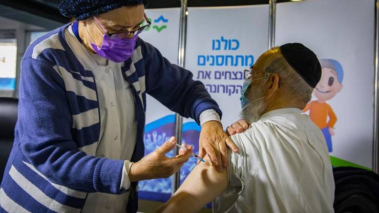 Israel începe vaccinarea pacienţilor cu imunitate redusă cu a treia doză  de vaccin anti-COVID cu Pfizer