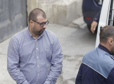Fostul ofiţer SRI Daniel Dragomir, condamnat definitiv la la 3 ani şi 10 luni închisoare cu executare şi dat în urmărire, s-a predat la o secţie de poliţie din Bari