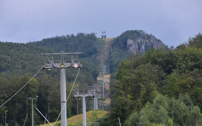 Odiseea unei pârtii de schi care se construieşte de 35 de ani încoace. A înghiţit o sumă uriaşă, dar nu-i gata