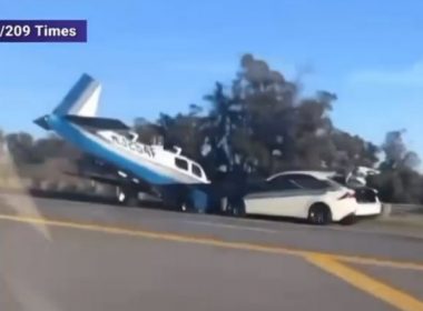 Accident între un avion şi o maşină, pe o autostradă din SUA. Imagini filmate de un alt şofer