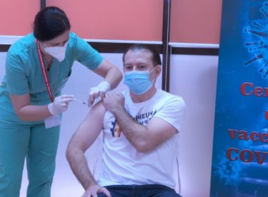 Florin Cîţu se vaccinează sâmbătă cu doza de rapel împotriva COVID-19