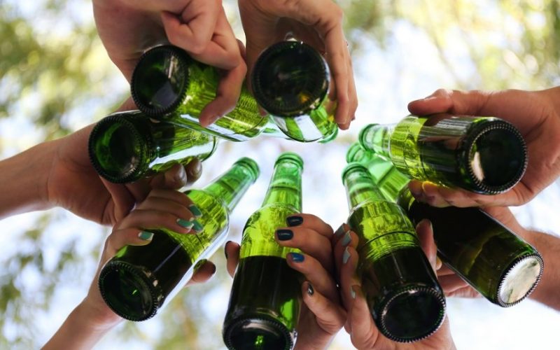 Studiu: Peste 80% dintre elevii români consumă alcool