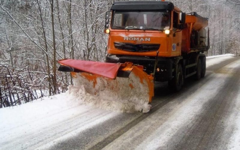 Sindicatul Drumarilor ”Elie Radu” solicită dotarea districtelor CNAIR cu utilaje noi de deszăpezire: Până la începutul anilor 2000, deszăpezirea se făcea doar prin forţe proprii şi în condiţii mult mai bune Acest serviciu este externalizat în prezent