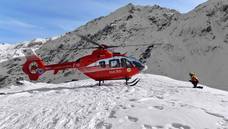 Turist accidentat pe munte, preluat de un elicopter şi transportat la spital