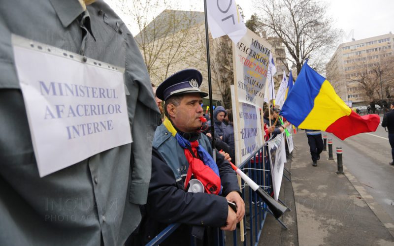 Poliţiştii, din nou în stradă