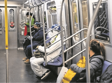 Metroul din New York utilizează voci de celebrităţi pentru a le cere călătorilor să fie precauţi în contextul pandemiei